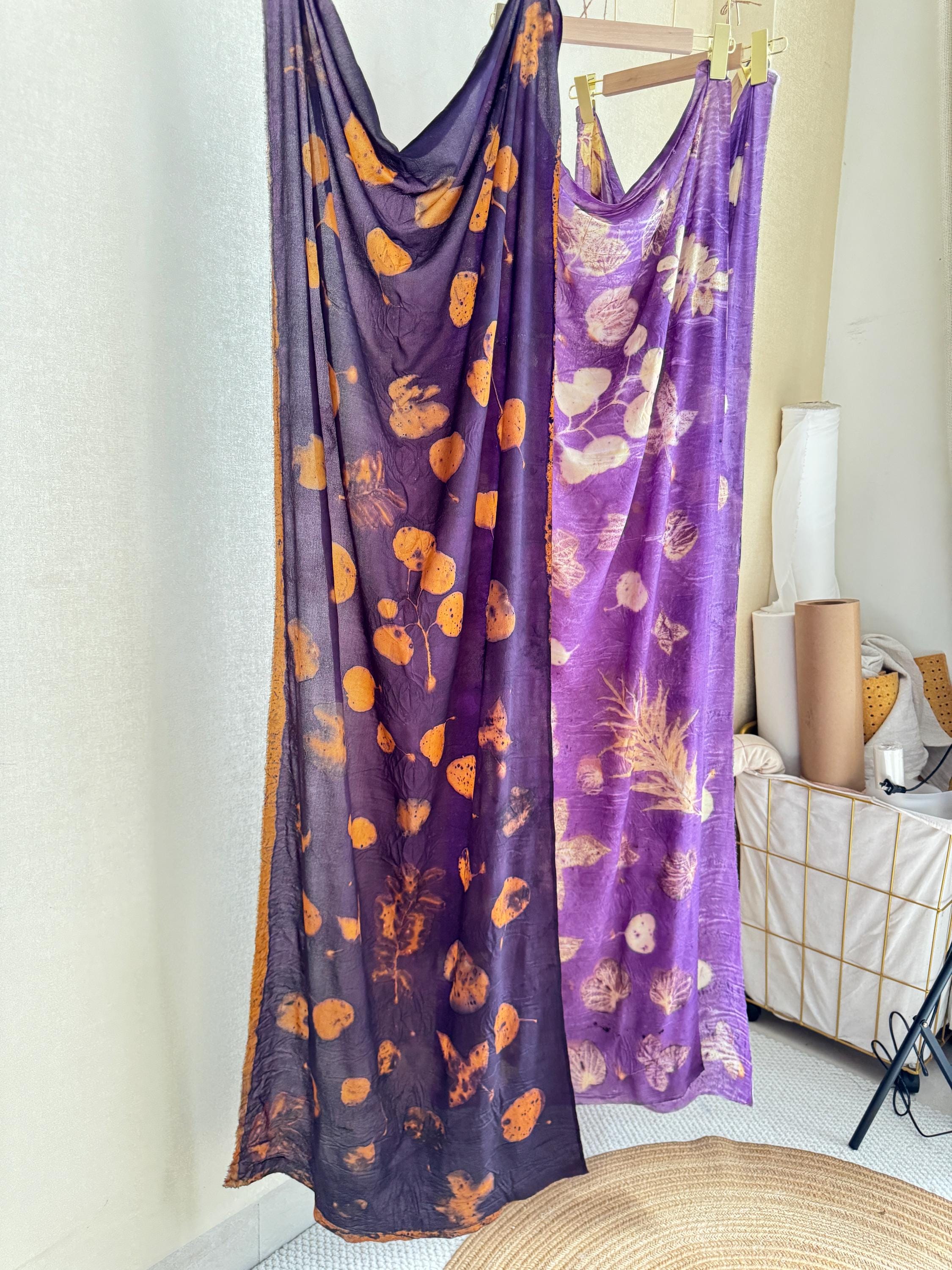 Eco-print sjaal van pure zijde, handgemaakt en geverfd met plantaardige kleurstoffen (55 cm x 140 cm)