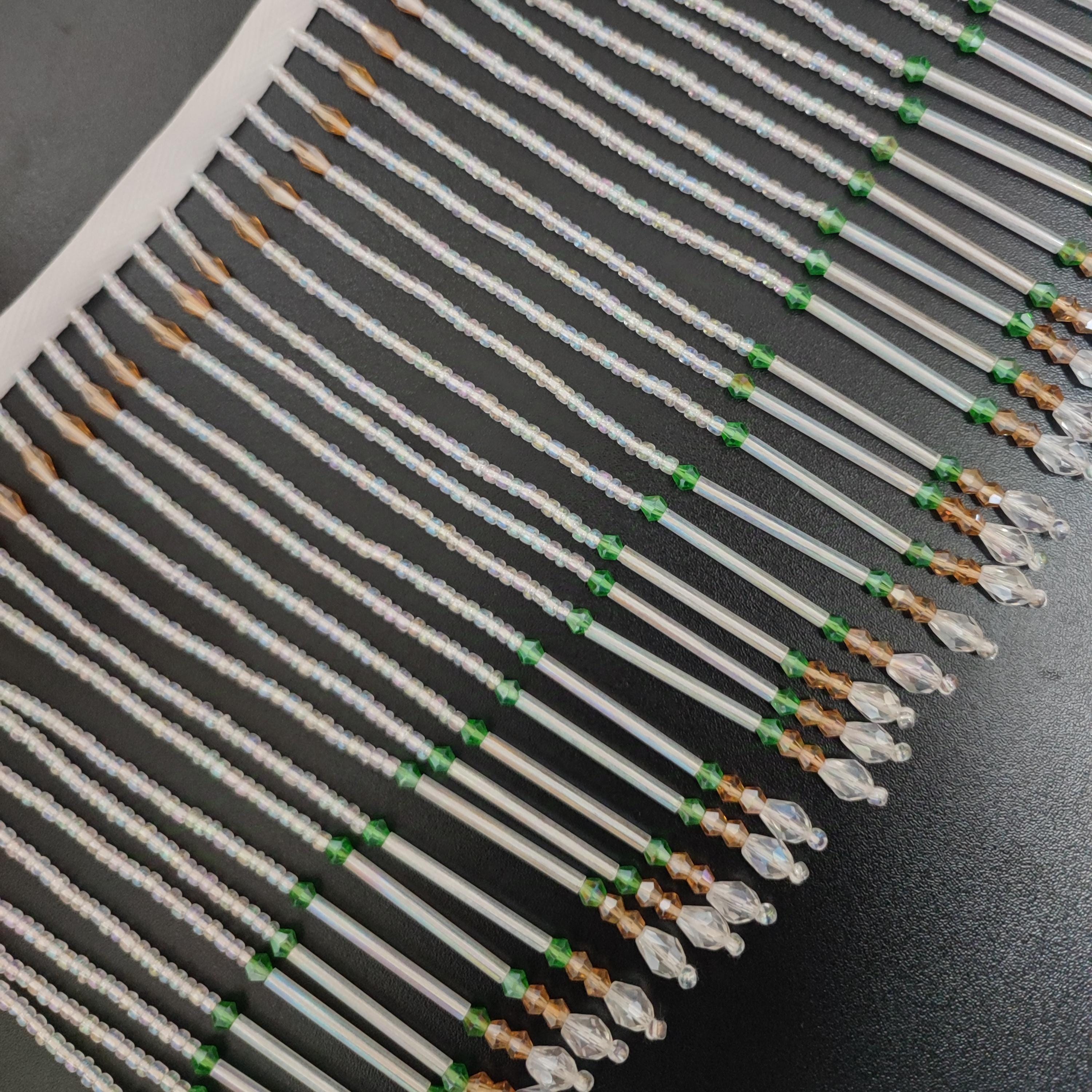 Handgemaakte kralenfranje van 90 cm lang en 15 cm breed, gemaakt van zaadkralen en kristallen kralen, ideaal voor het versieren van een lampenkap. Verkrijgbaar in 2 verschillende kleuren.
