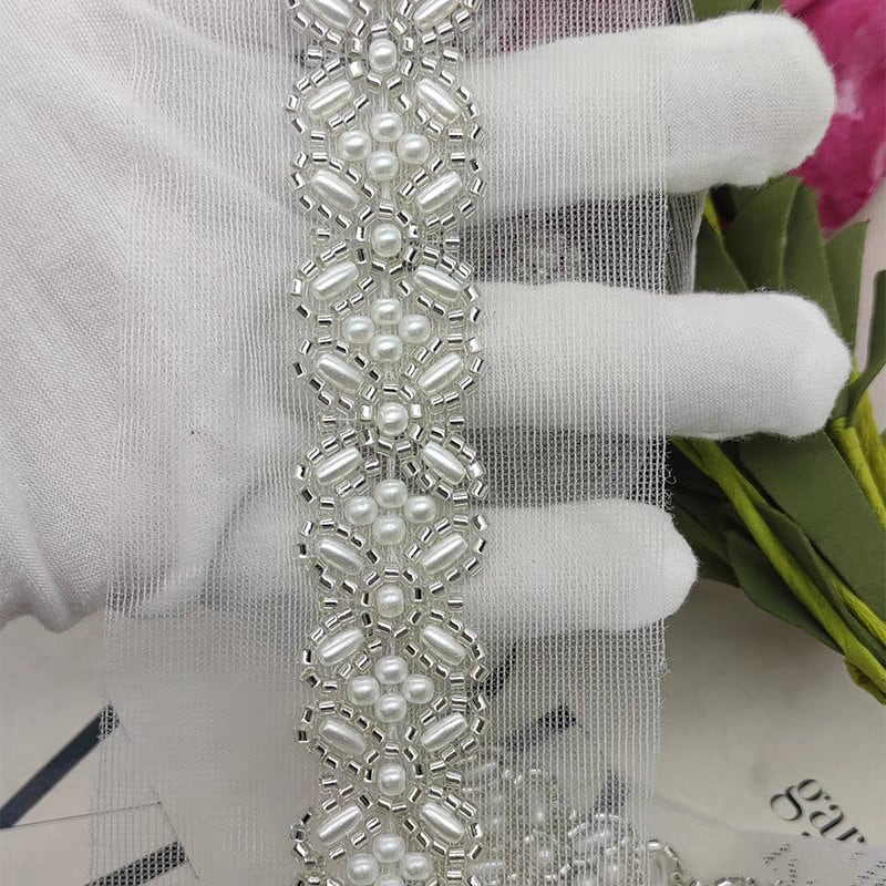 Bordure en dentelle faite main avec perles et rocailles : embellissement pour costume de mariée