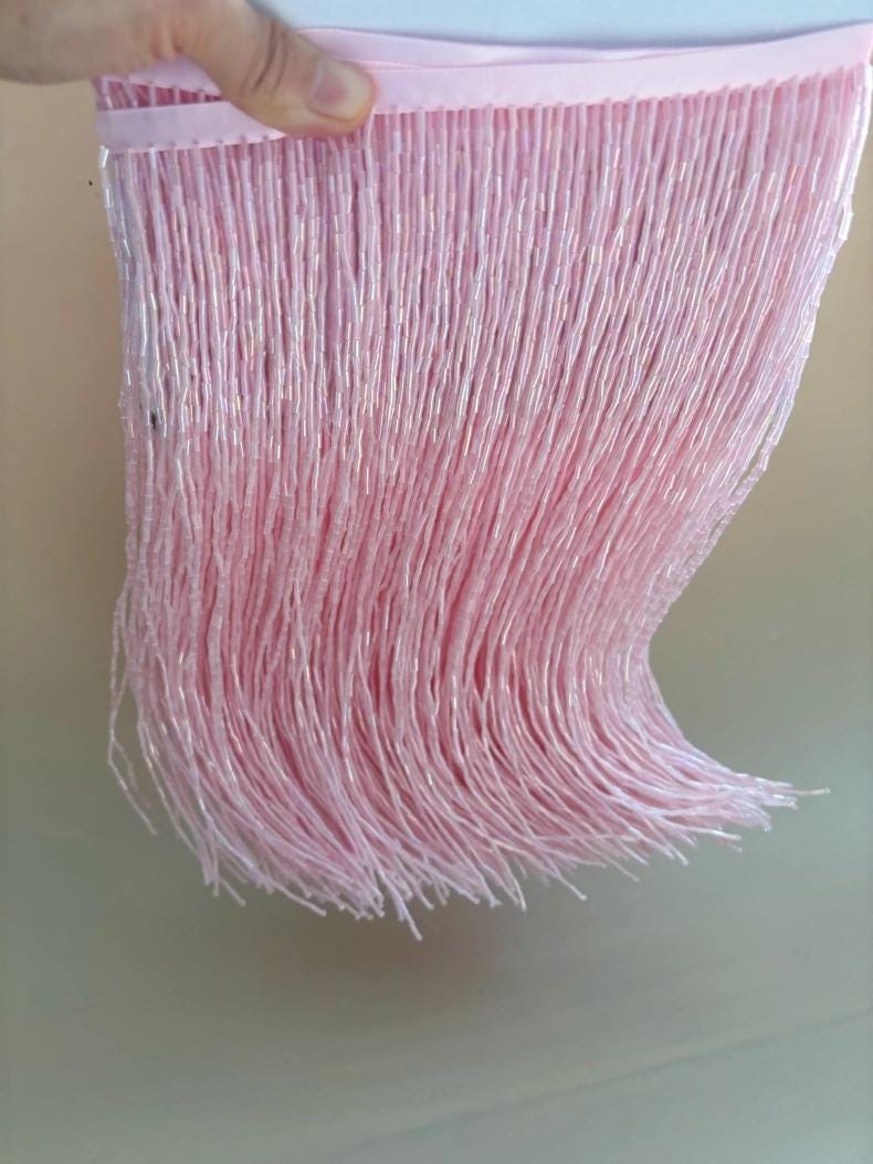 Frange perlée de 20 cm de large, entièrement composée de perles de rocaille, argentée, dorée, bleue, rouge, rose, violette, verte. Idéale pour abat-jour, robe, costume, frange couture, confection sur mesure.