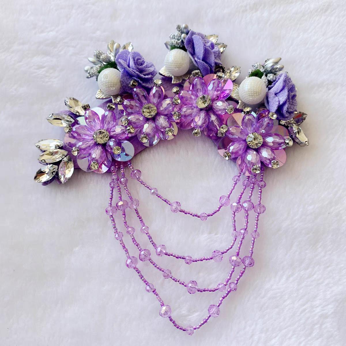 Bloemapplicatie met pailletten en kralen: applicatie met acryl edelstenen (14x16cm)