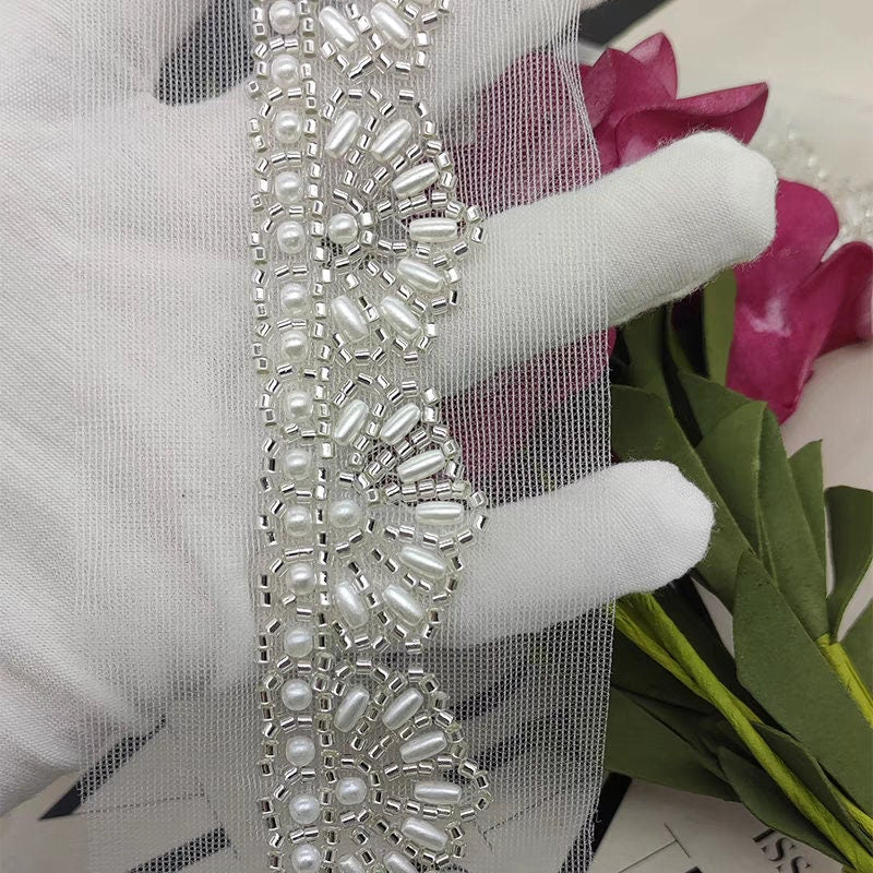 Bordure en dentelle faite main avec perles et rocailles : embellissement pour costume de mariée