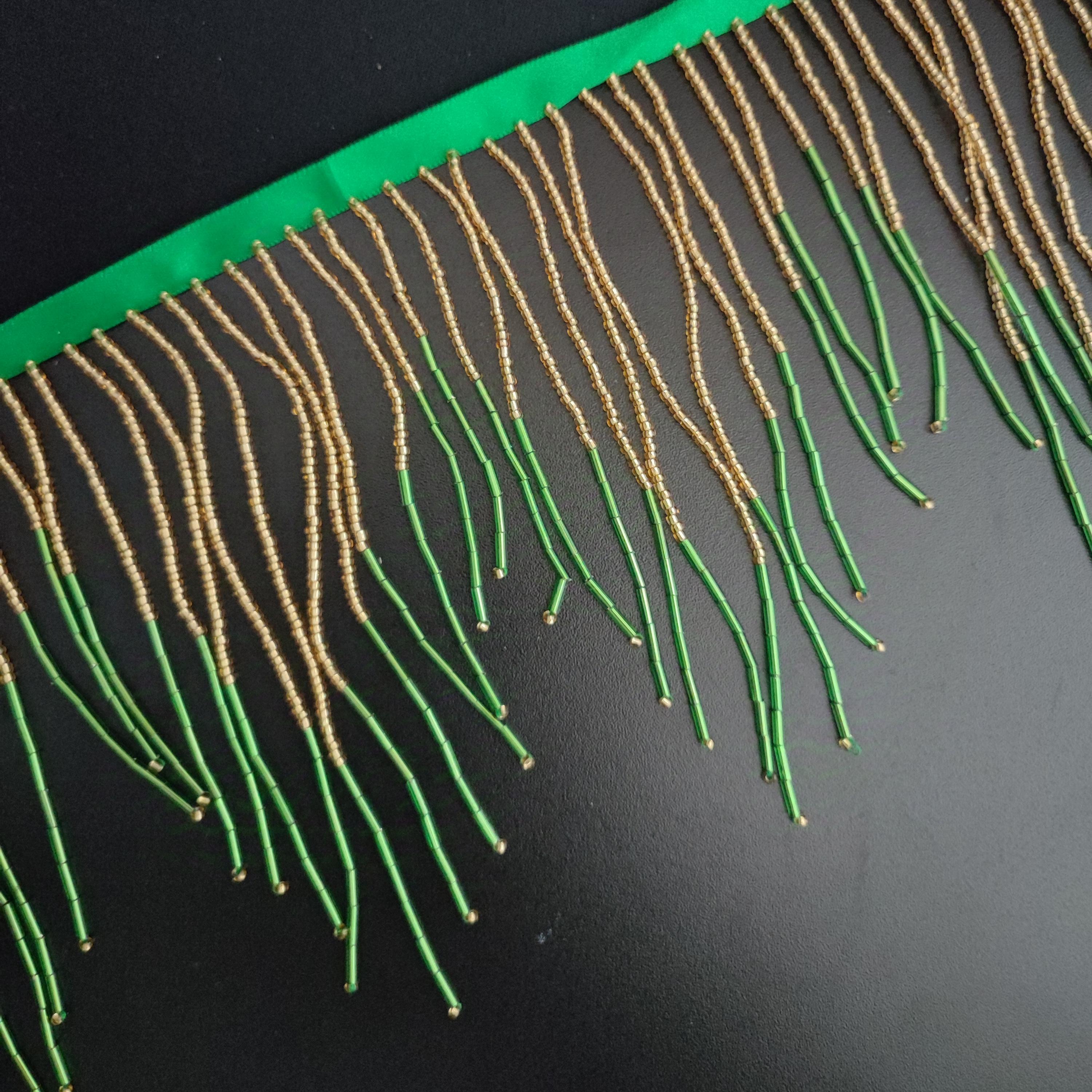 Frange à franges perlées à chevrons de 12,7 cm de large, pour abat-jour, costume ou robe, disponible en or rose, argent, noir, blanc, bleu, lilas, rose vif, rouge et vert.