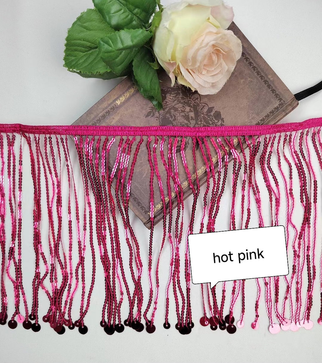 15 yards (ca. 14 meter) glinsterende, 18 cm brede, bandloze, dikke zilveren paillettenfranje, verkrijgbaar in verschillende kleuren.