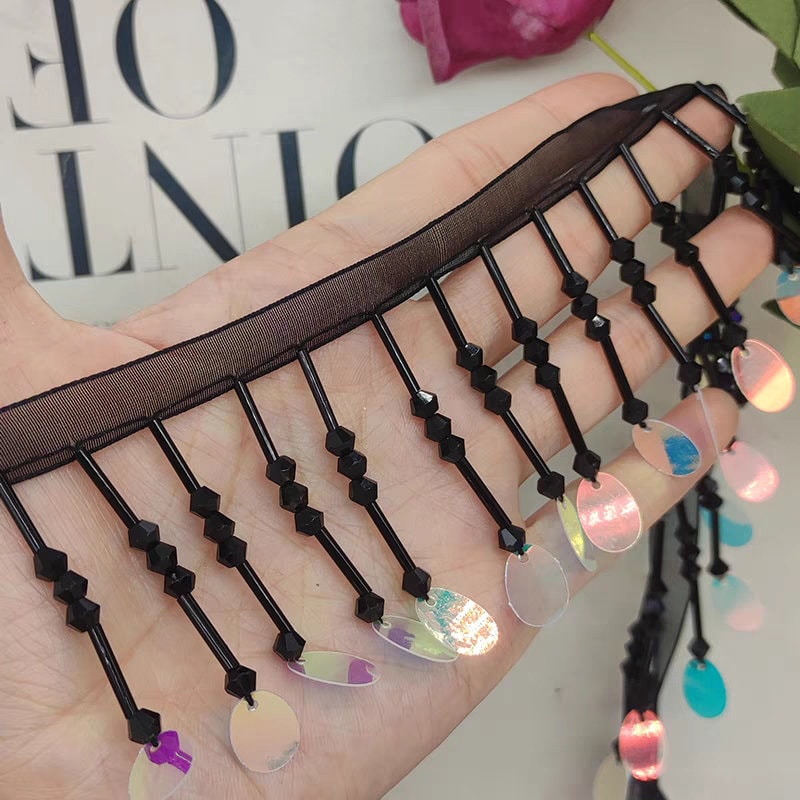 Handgemaakte kralenfranje van 90 cm lang en 6 cm breed met kristallen kralen en pailletten, geschikt als lampenkapfranje, jurkfranje of doe-het-zelf kralenfranje, verkrijgbaar in zwart en wit.