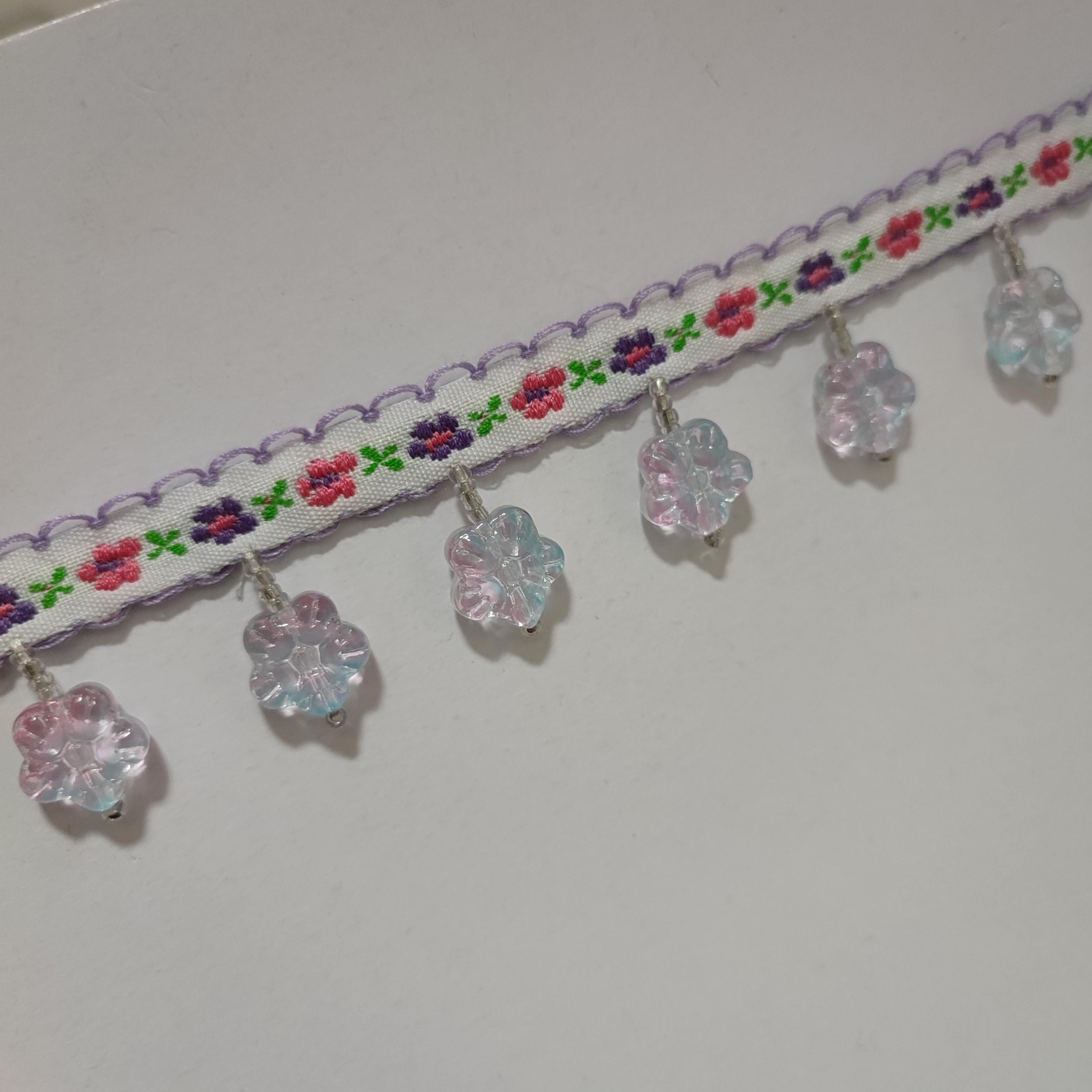 Bloemenlintfranje met geglazuurde bloemkralen (3 cm breed)