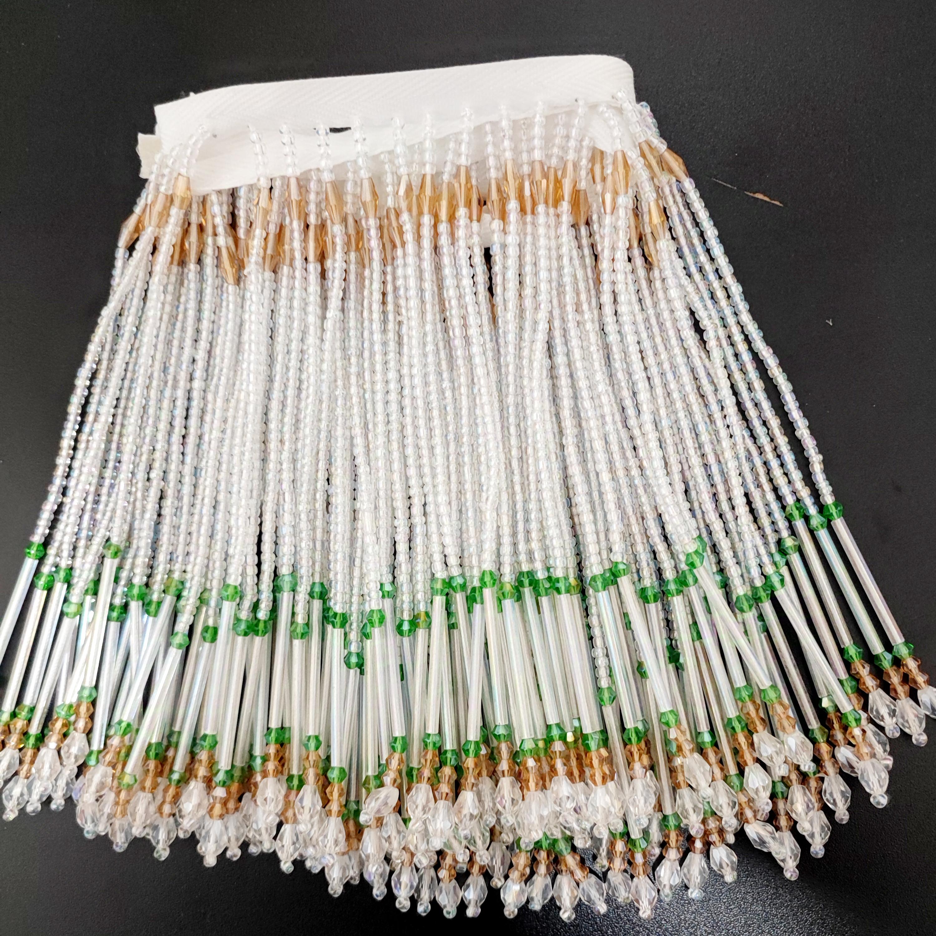 Handgemaakte kralenfranje van 90 cm lang en 15 cm breed, gemaakt van zaadkralen en kristallen kralen, ideaal voor het versieren van een lampenkap. Verkrijgbaar in 2 verschillende kleuren.