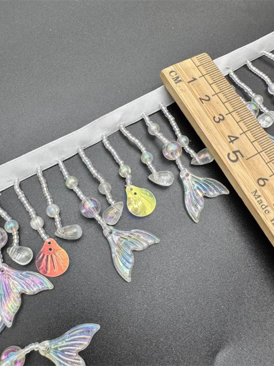 Handgemaakte franje van schelpjes, pailletten en plastic viskralen, 90 cm lang en 5 cm breed, geschikt als lampenkapfranje of knutselfranje voor kinderen.