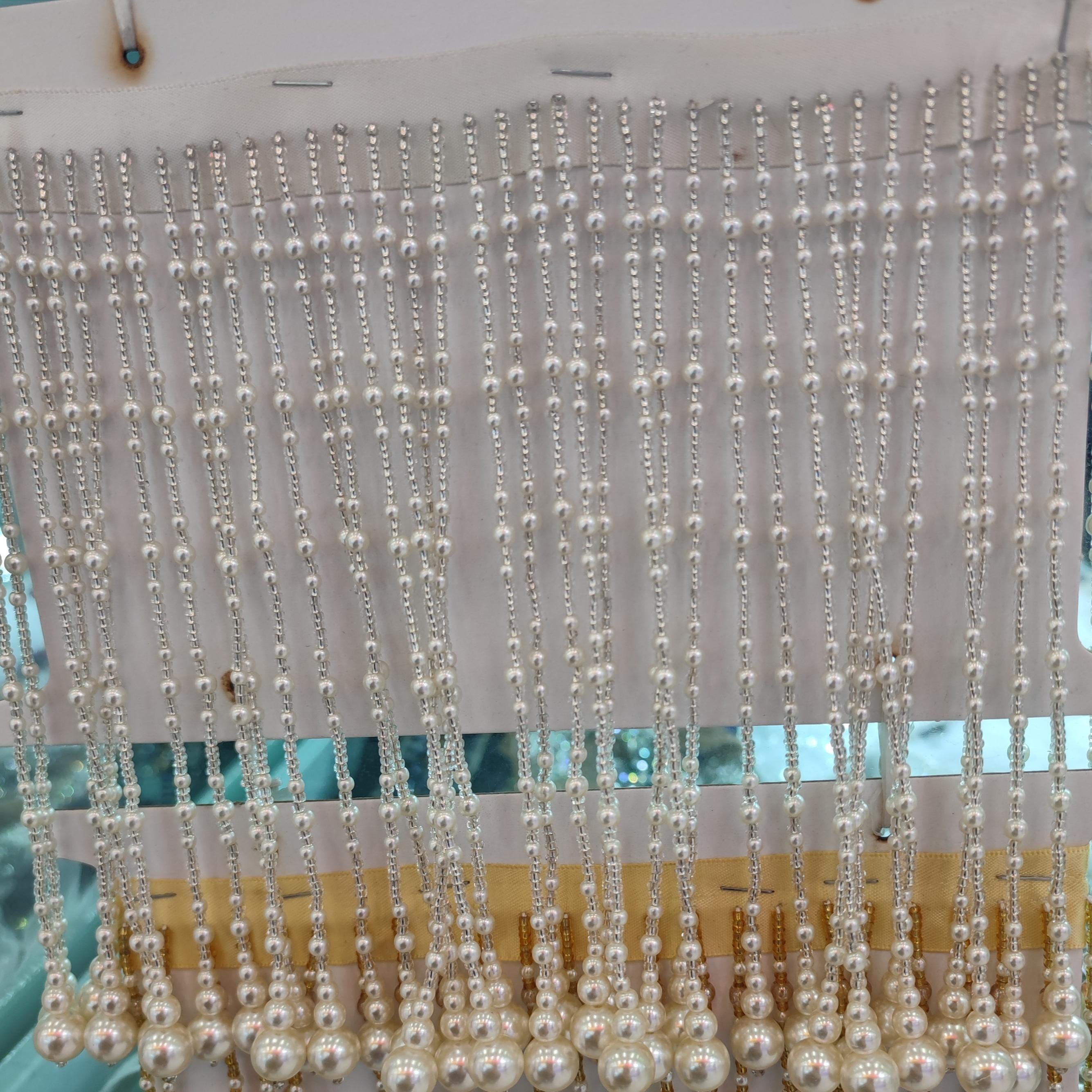 Handgemaakte 15 cm lange franje van parelmoer kralen: haute couture kostuumversiering