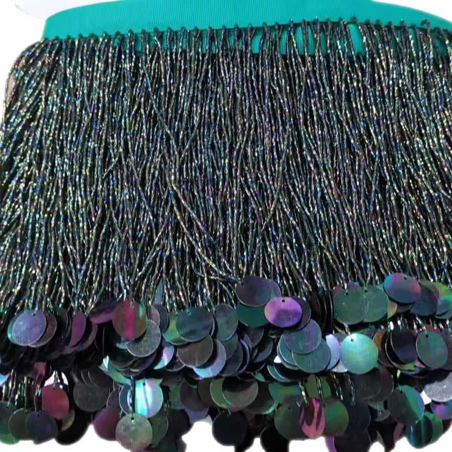 Frange perlée de 15 cm de large avec sequins et perles, idéale pour décorer robes, costumes et abat-jour. Couleurs disponibles : argent, or, vert, noir, rouge, marron. Possibilité de personnalisation (autres couleurs).
