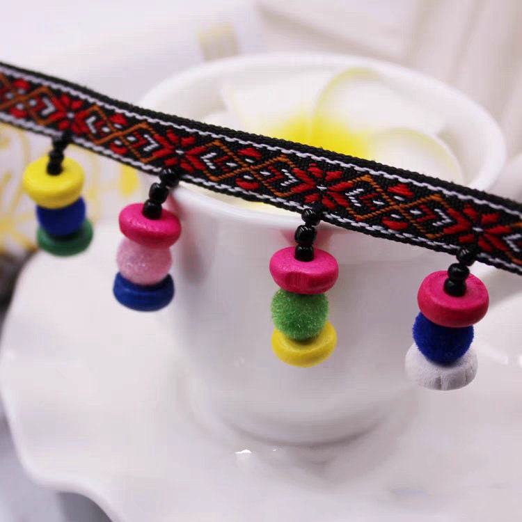Frange à pompons colorés et perles de bois faite à la main - 90 cm de long