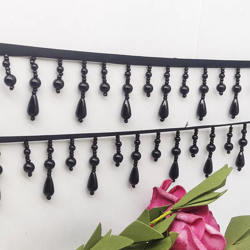 Handgemaakte cocktailfranje van parelkralen, 90 cm lang en 4,5 cm breed.