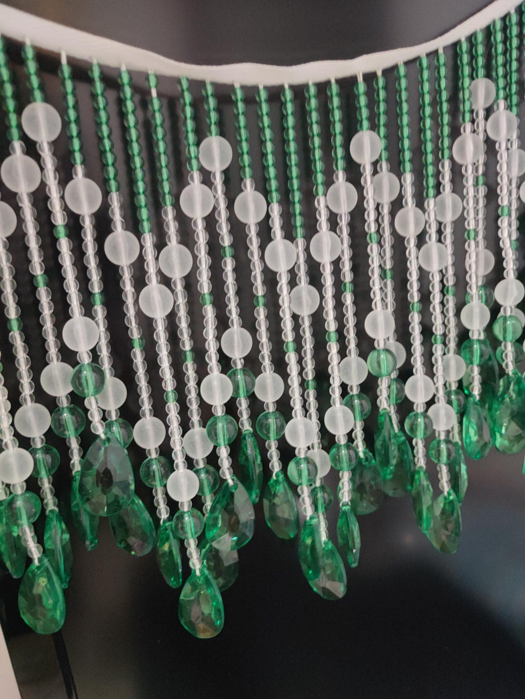 Handgemaakte franje van smaragdgroene kristallen kralen: decoratie voor lampenkap of jurk, 18 cm breed