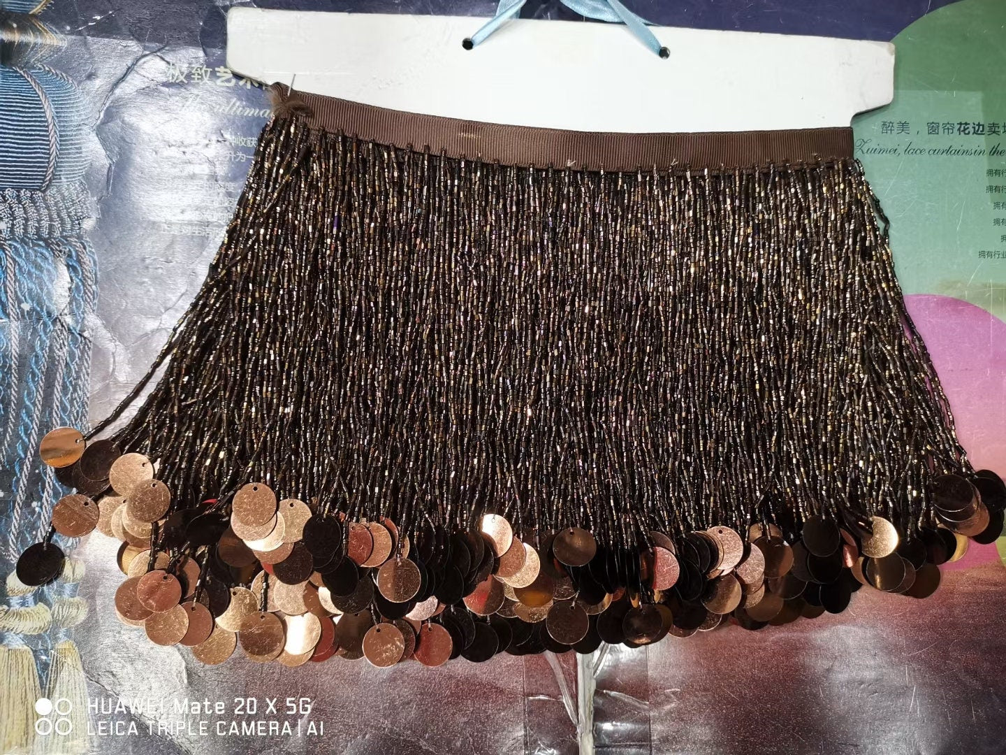 Frange perlée de 15 cm de large avec sequins et perles, idéale pour décorer robes, costumes et abat-jour. Couleurs disponibles : argent, or, vert, noir, rouge, marron. Possibilité de personnalisation (autres couleurs).