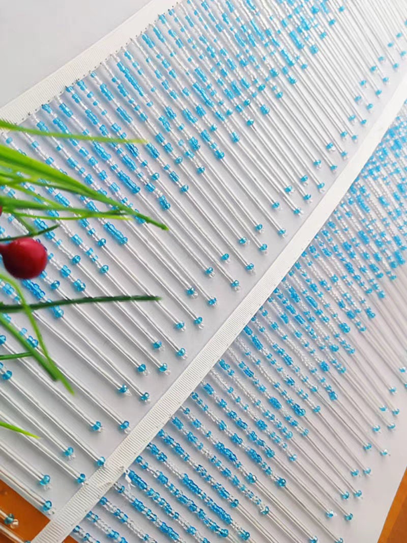 Handgemaakte lampenkapfranje van 90 cm lang en 13 cm breed, gemaakt van zaadkralen en kristallen kralen, verkrijgbaar in 3 verschillende kleuren.