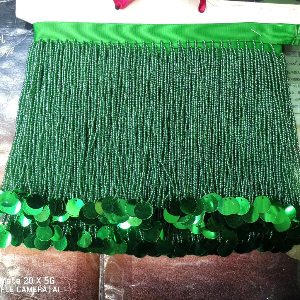 Frange perlée de 15 cm de large avec sequins et perles, idéale pour décorer robes, costumes et abat-jour. Couleurs disponibles : argent, or, vert, noir, rouge, marron. Possibilité de personnalisation (autres couleurs).