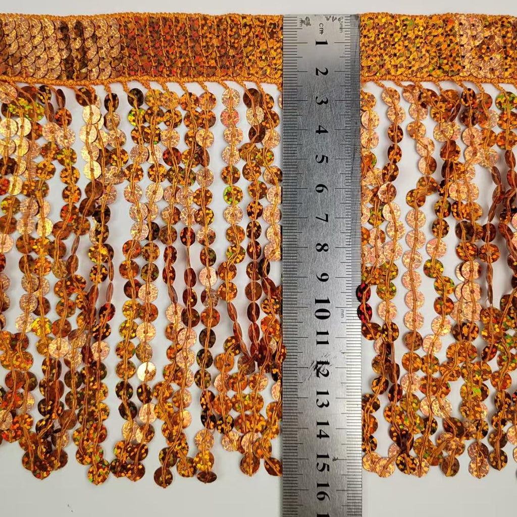 Bande tressée épaisse de 10 yards (9,14 m) et 6 pouces (15,2 cm) de large, ornée de sequins et de franges, disponible en 100 couleurs différentes.