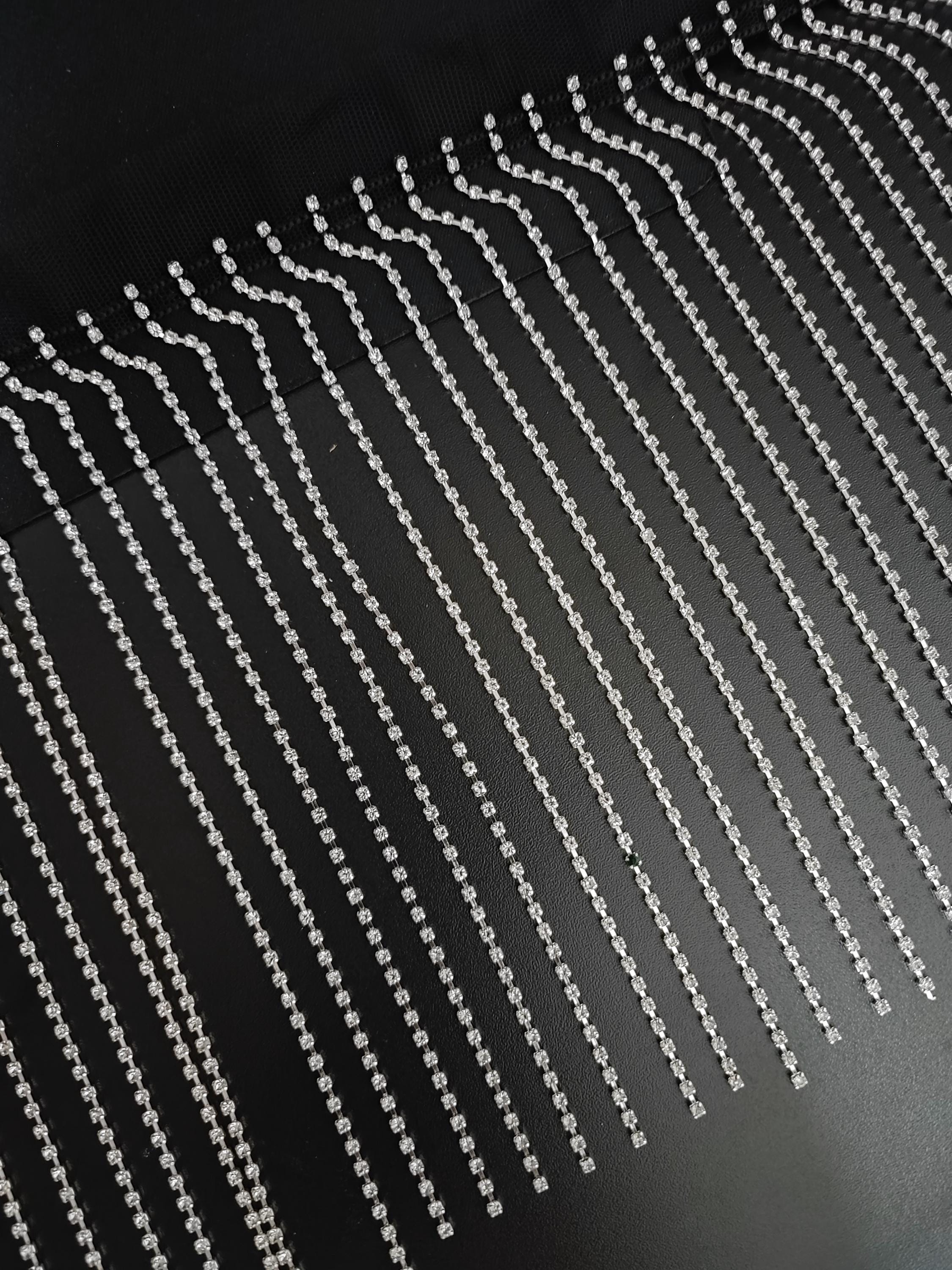 Chaîne argentée de 91 cm de long et 18 cm de large, ornée de franges de perles en strass brillant de 2 mm de diamètre.