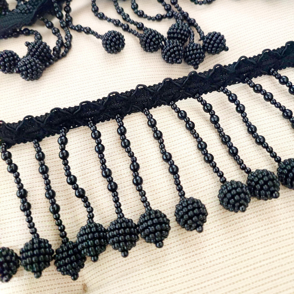 Handgemaakte kralenfranje van 90 cm lang en 3 inch breed met parels, in zwart en wit, geschikt als lampenkapfranje.