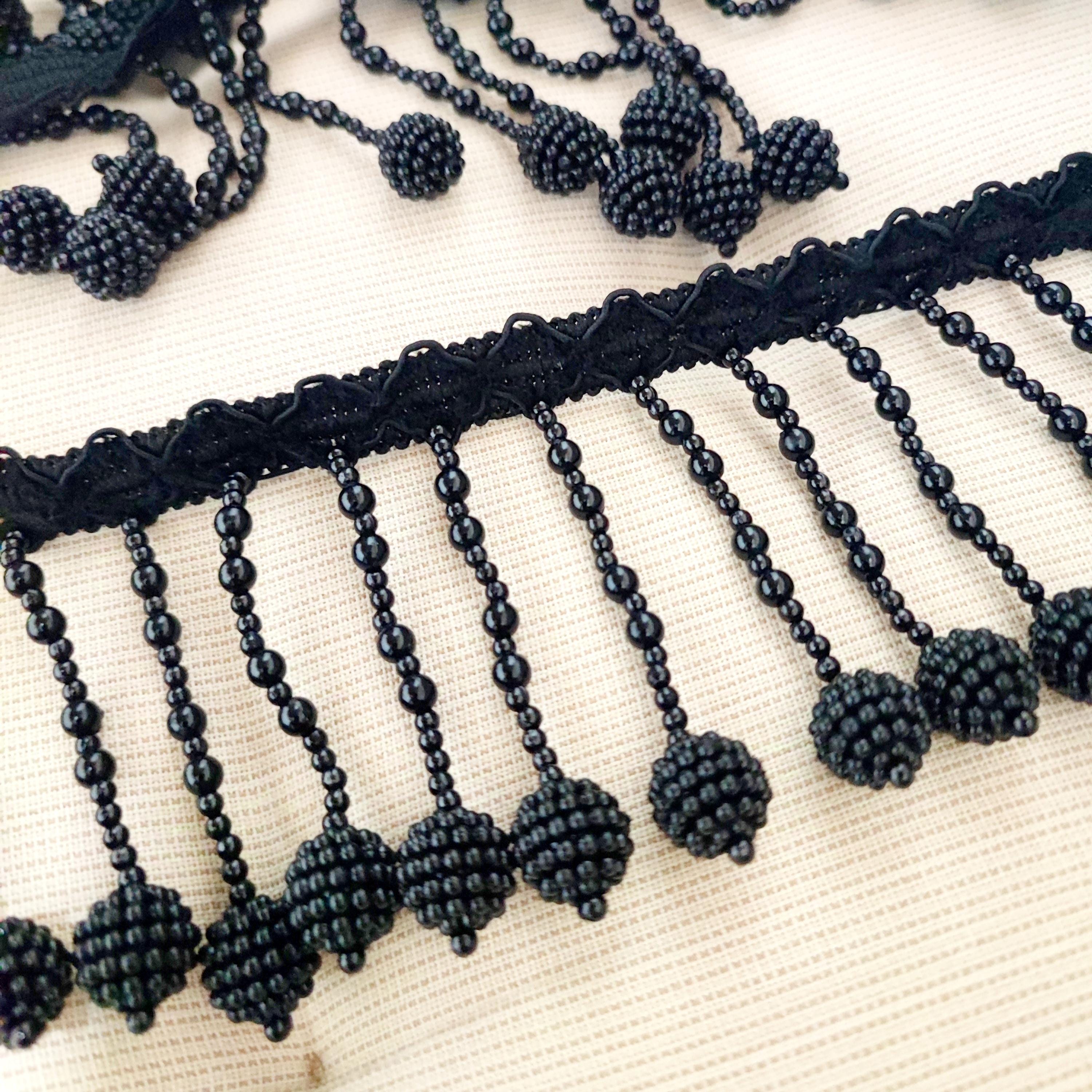 Handgemaakte kralenfranje van 90 cm lang en 3 inch breed met parels, in zwart en wit, geschikt als lampenkapfranje.