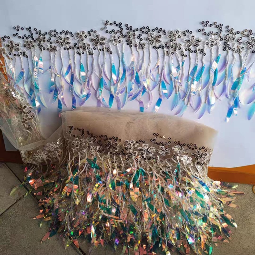 Wasbare paillettenfranjes van 10 meter en 15 cm breed, geschikt voor jurken, kettingen, danskleding en lampenkappen. Verkrijgbaar in 12 verschillende kleuren.