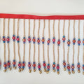 Frange perlée faite main, 90 cm de long x 10 cm de large, composée de perles rouges brillantes et de clochettes. Idéale pour abat-jour ou à réaliser soi-même.