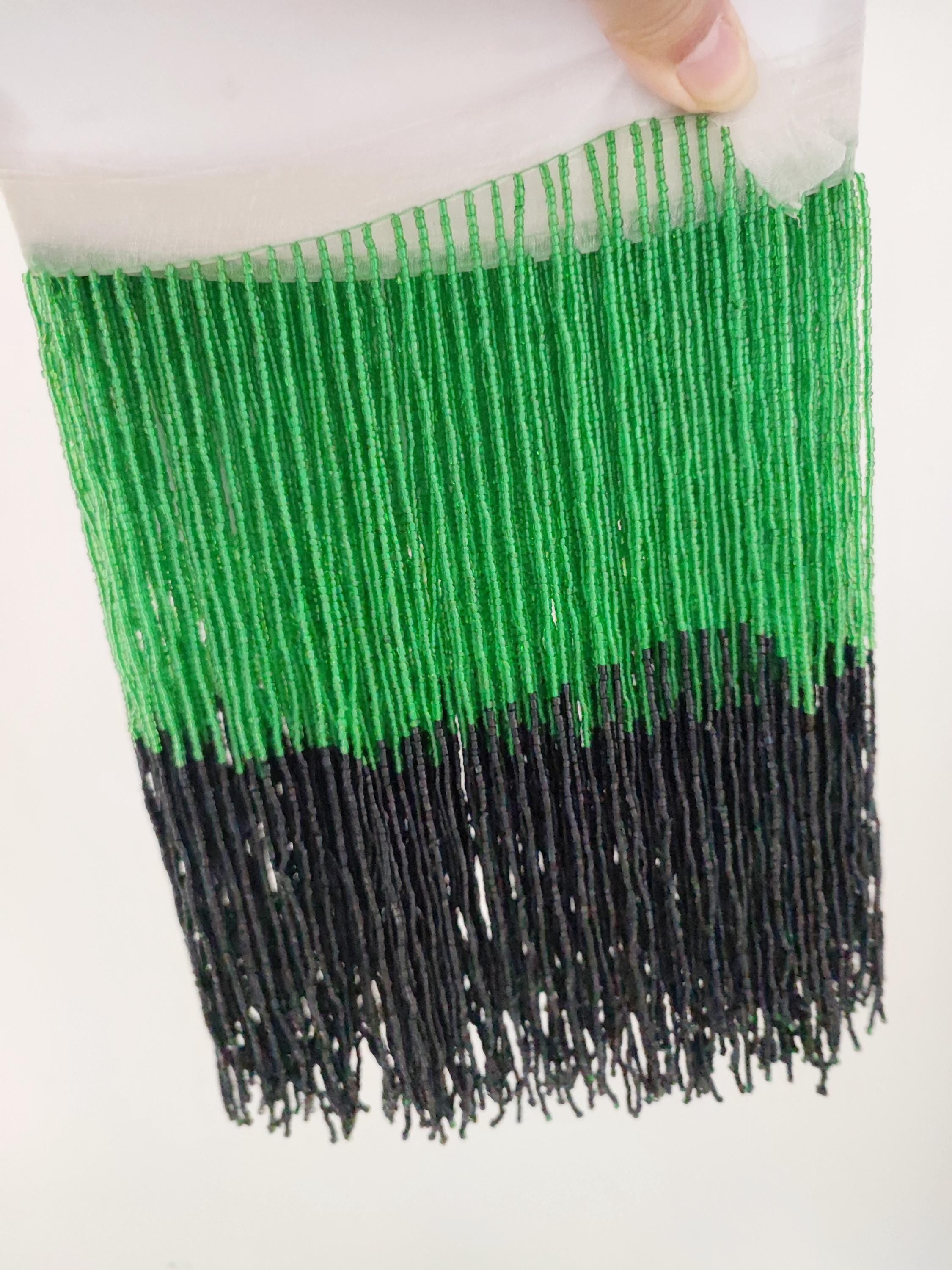 Frange perlée bicolore en perles de verre de 90 cm de long et 9 pouces de large : rouge clair, argent, bleu marine, rose vif, vert argenté, vert et noir.