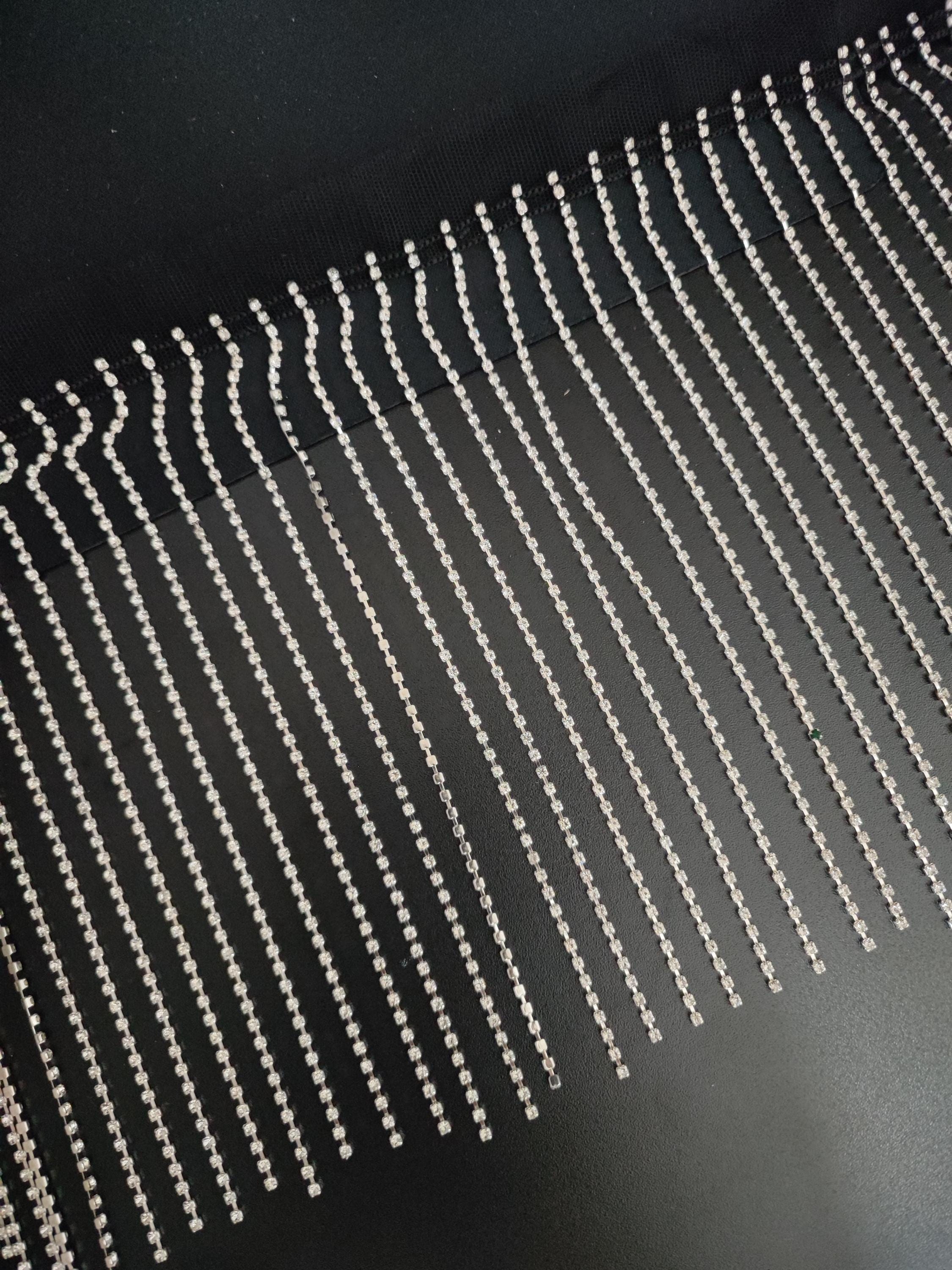 Chaîne argentée de 91 cm de long et 18 cm de large, ornée de franges de perles en strass brillant de 2 mm de diamètre.